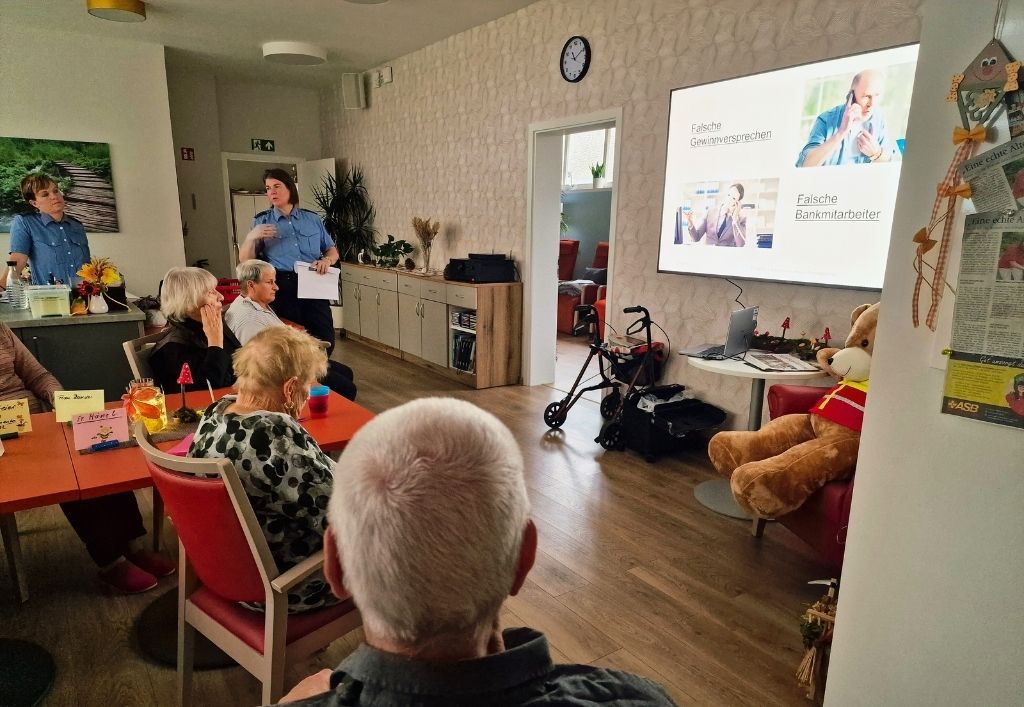 Wenn das Telefon zur Falle wird – Polizei klärt in Tagespflege auf!