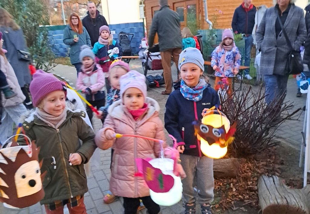 Lichter, Lieder, Applaus – so schön war das Martinsfest in der Kita "Elblandzwerge"