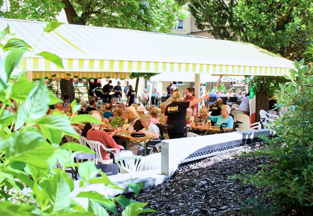 Ein Tag wie in Italien: Sommerfest im Seniorenheim "Am Gorbitzer Hang"