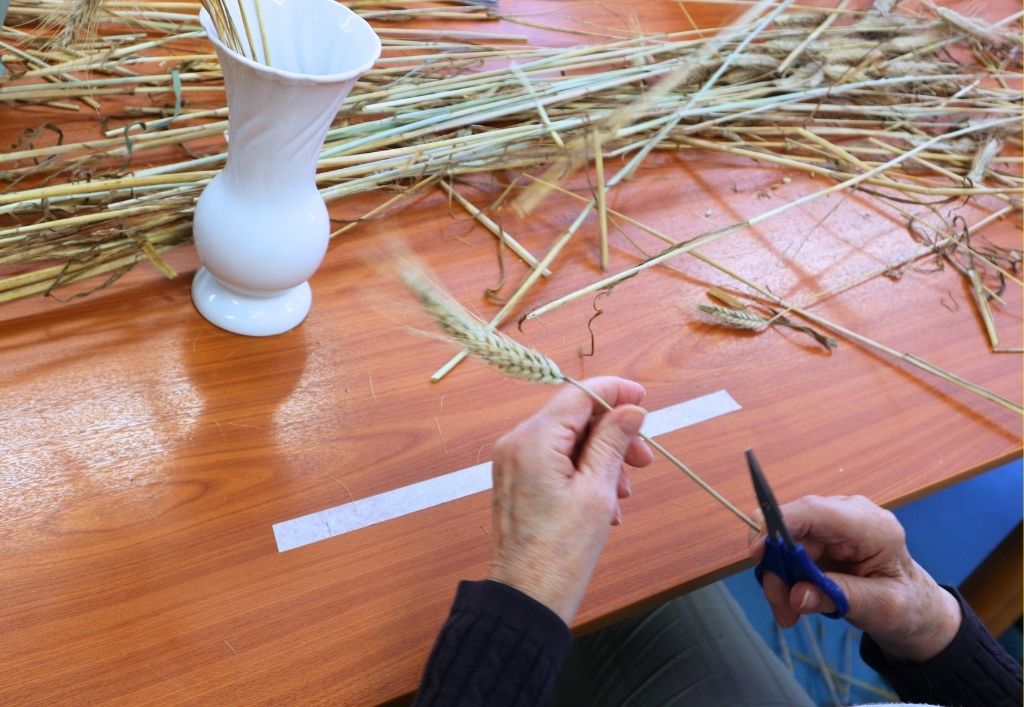 Fleißige Hände für die Erntekrone