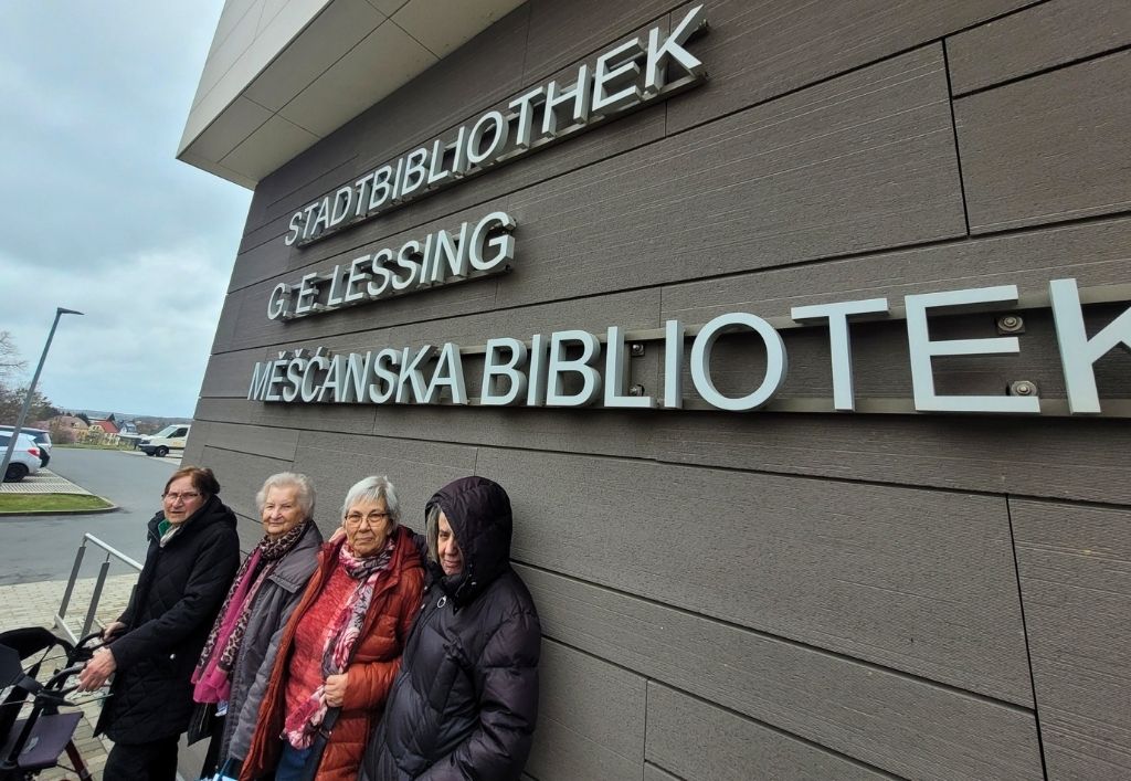 Gemeinsam stöbern und entdecken in der Bibliothek