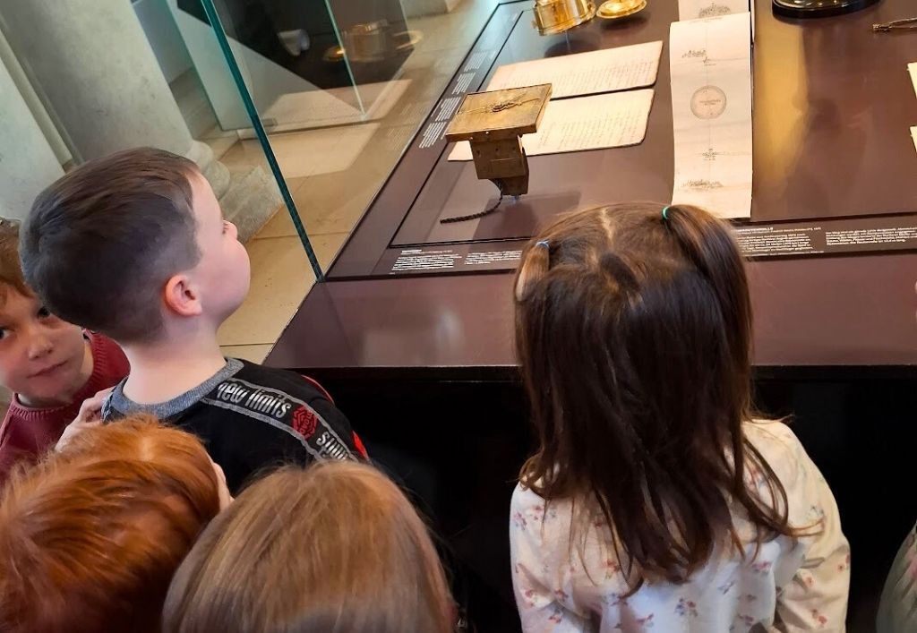 Kleine Forscher bei den „Wiesenfröschen“