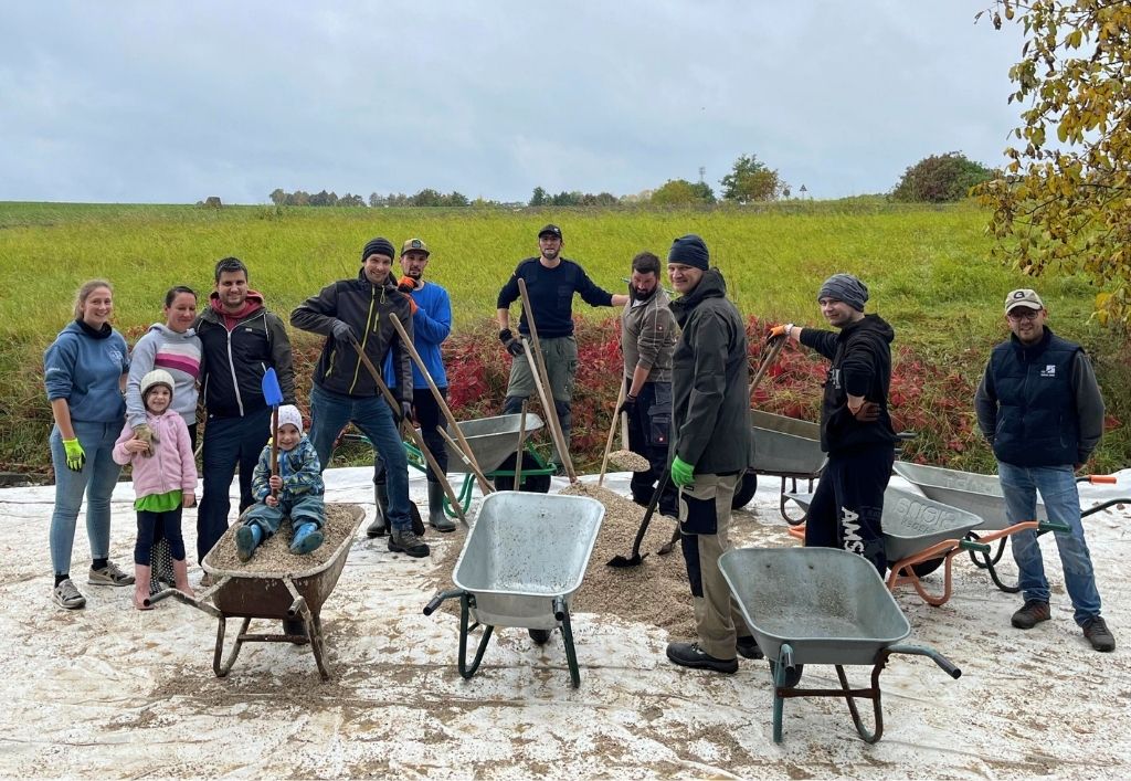14 Tonnen Kies, gute Laune und viele fleißige Hände!