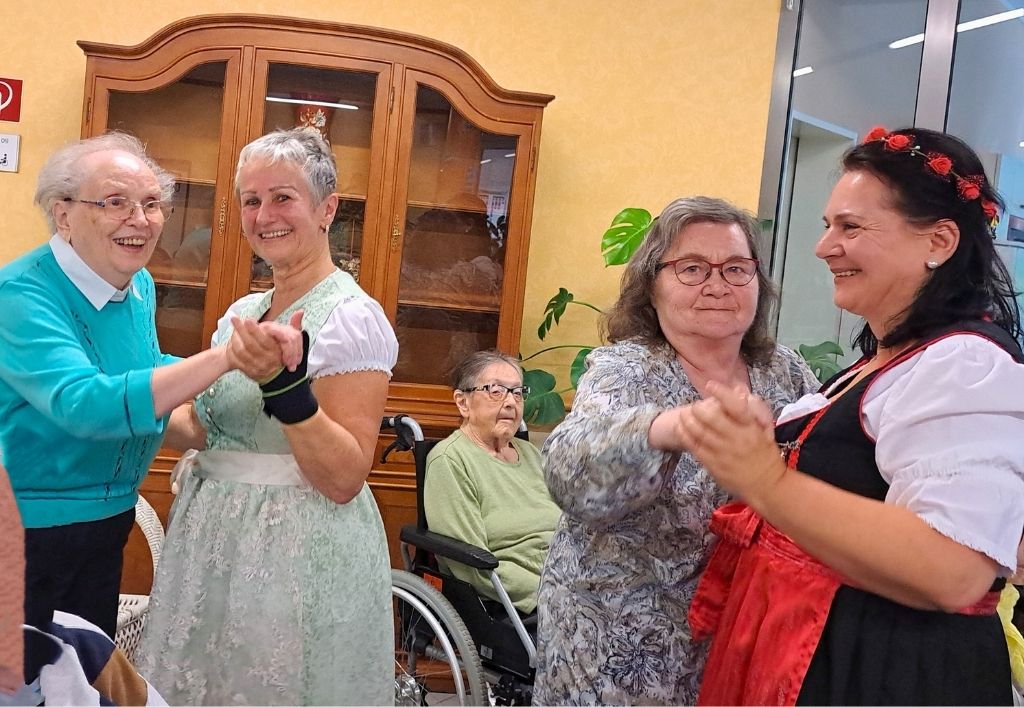 Dirndl, Musik und gute Laune – so feiert das Pflegeheim Bernsdorf den Herbst!