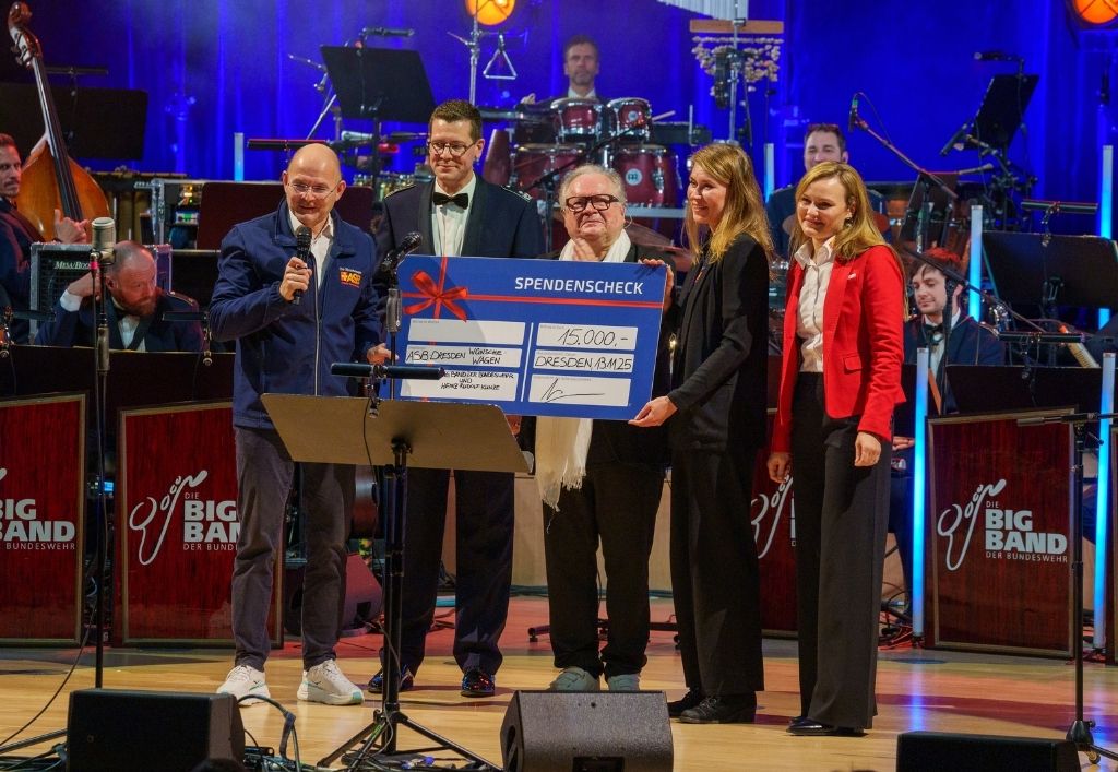 Großartige Spende für den Wünschewagen beim Konzert von Heinz Rudolf Kunze und der Big Band der Bundeswehr