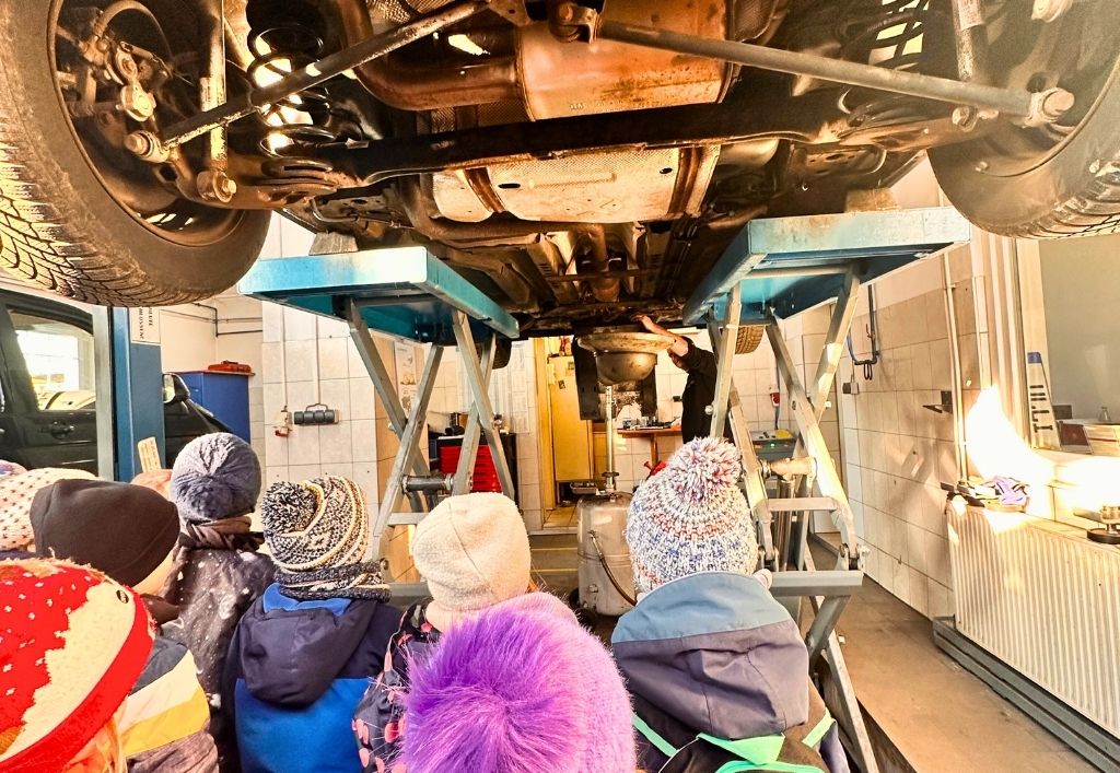 Ein spannender Vormittag zwischen Hebebühne und Hundepfoten