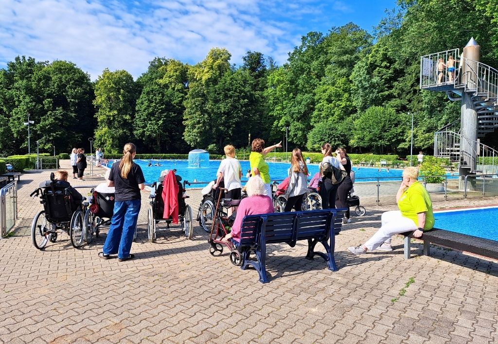 Ausflug ins Stadtbad – Schüler unterstützen ASB-Pflegeheim Königsbrück